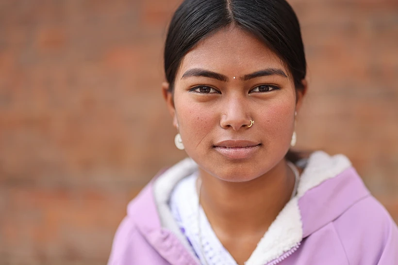 נערה מקומית עם טיקה כסופה בין עיניה