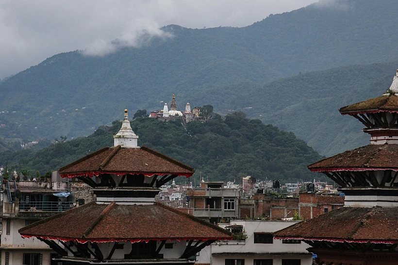 מקדש הקופים שוכן בראש גבעה שמשקיפה אל עבר עמק קטמנדו וההרים שמסביב