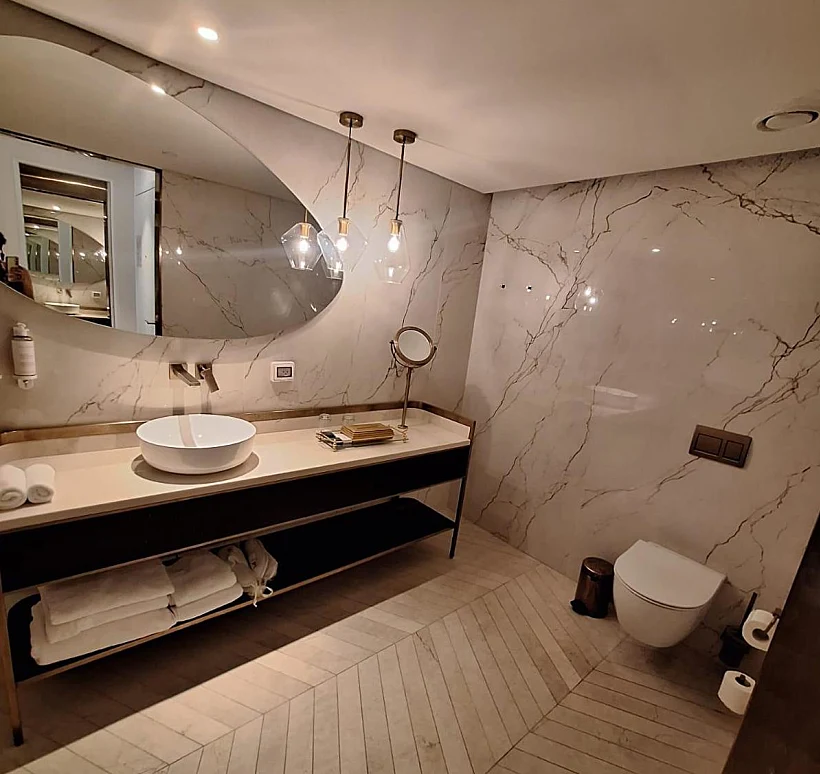 חדר רחצה במלון התיאטרון