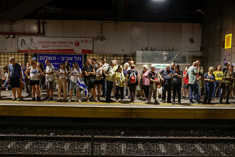 עומס אנשים בתחנת רכבת תל אביב - השלום