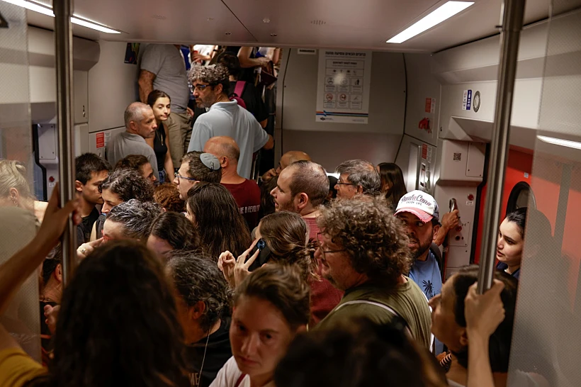 צפיפות בתוך קרון הרכבת