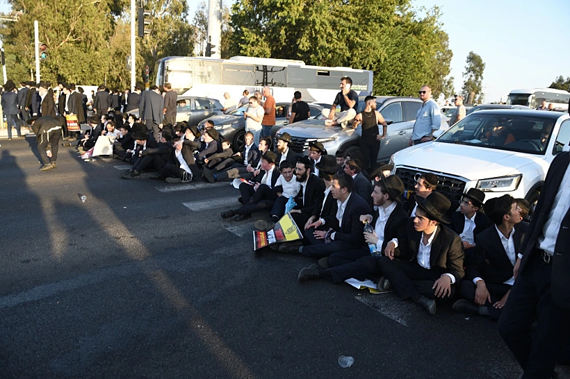 חסימות כבישים במחאת חרדים קיצונים