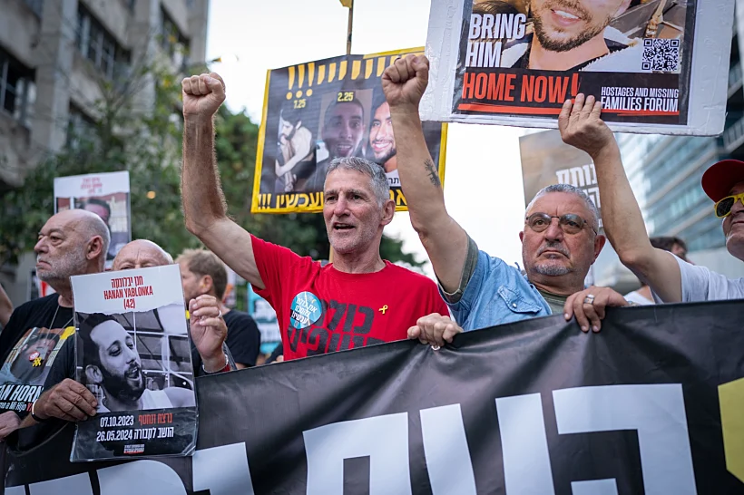 יאיר גולן ודני אלגרט בהפגנה למען החטופים וסיום המלחמה בתל אביב