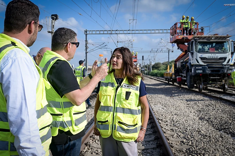 השרה מירי רגב בזירת תיקון התשתיות במסילות הרכבת
