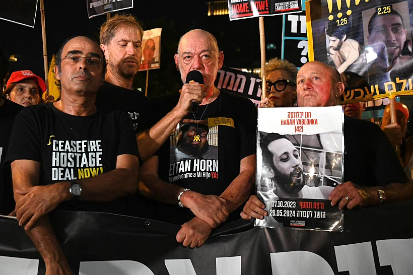 איציק הורן לצד יהודה כהן בצעדה מסביב לקריה