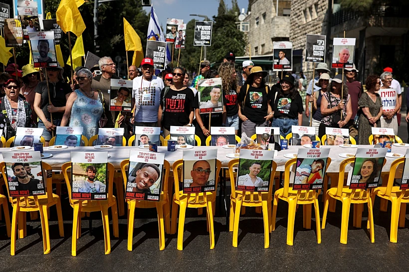 קבלת השבת של משפחות החטופים מול בית רה"מ