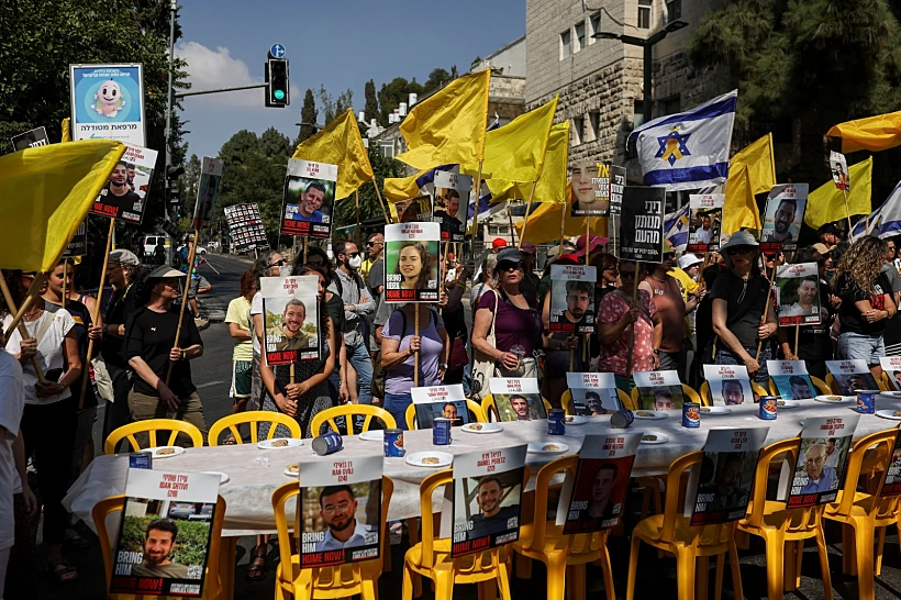 קבלת השבת של משפחות החטופים מול בית רה"מ