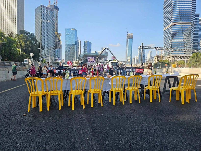שולחן השבת שהוצב על נתיבי איילון חטופים