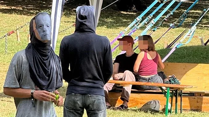 רעולי פנים בפארק גרינבורג שבפרנקפורט