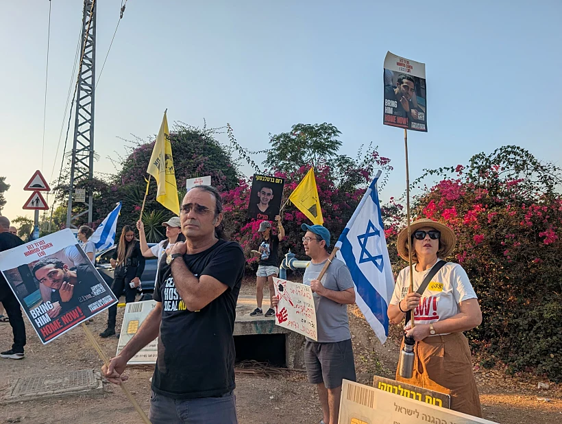 יהודה כהן, אביו של החייל החטוף נמרוד כהן, מול בית השר כ"ץ