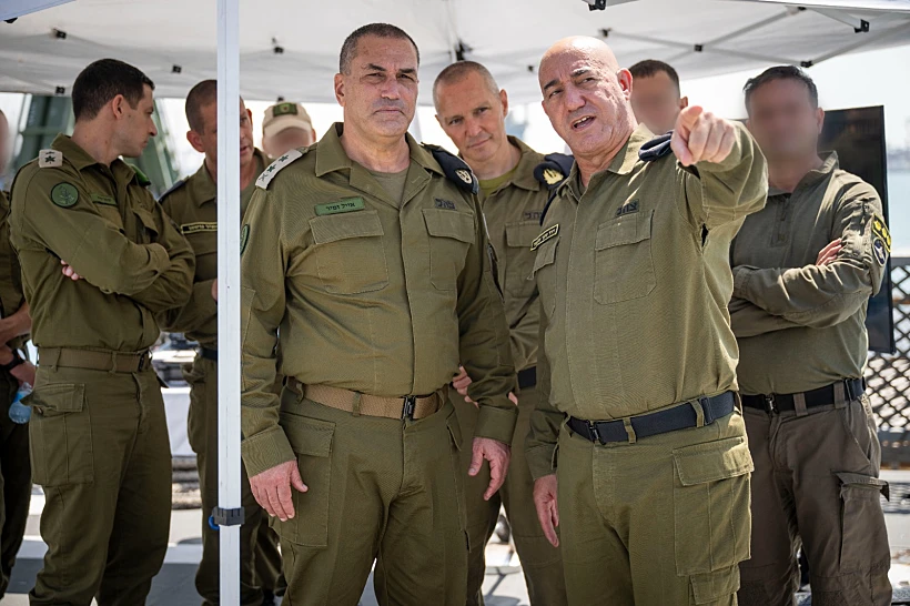 הרמטכ"ל אייל זמיר עם מפקד חיל הים האלוף דוד סער סלמה בבסיס חיל הים בחיפה