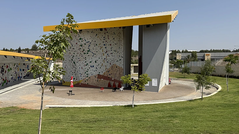 קיר הטיפוס "The Wall"