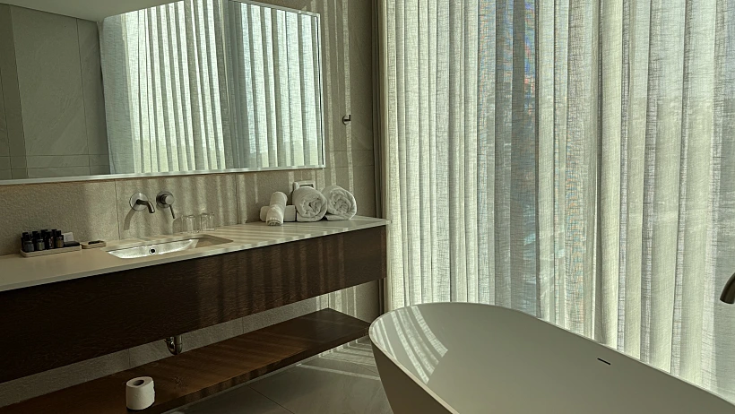 המקלחת בחדר במלון "ג’ייקוב מודיעין"