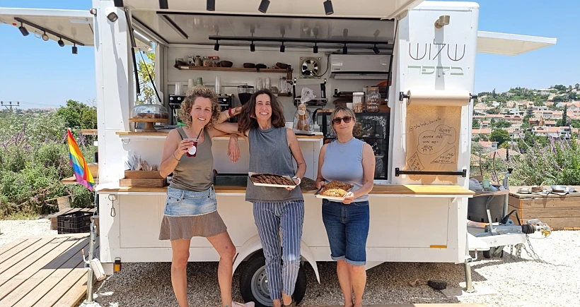 3 הבעלים של עגלת קפה "שלוש בקפה"