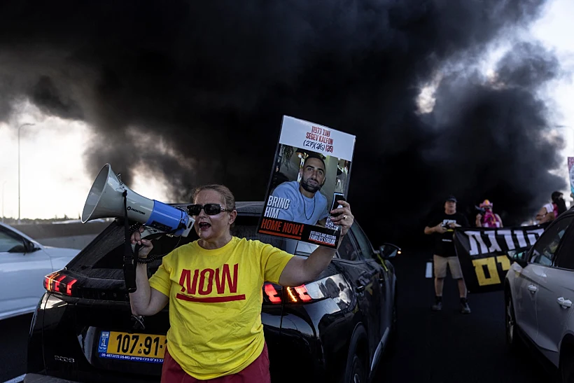 פעילים למען החטופים חוסמים כביש ביום המאבק