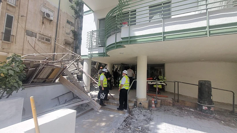 זירת קריסת הפיגומים ברחוב רנ"ק בתל אביב