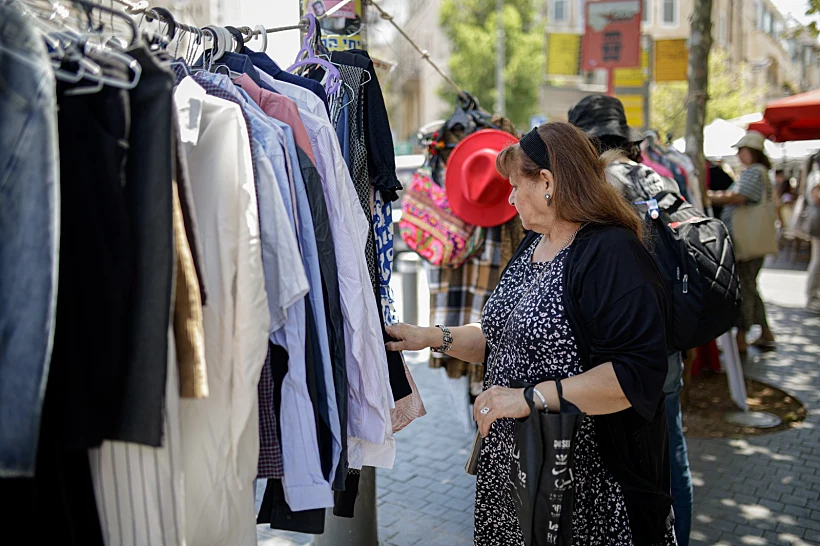 מכירת בגדי יד שנייה למען שחרור החטופים בירושלים