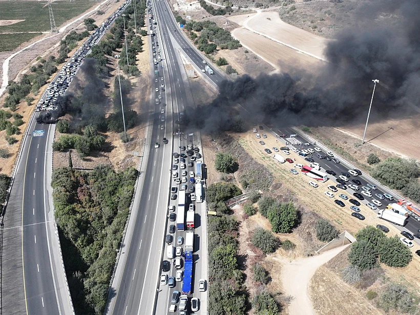 מפגינים למען החטופים חוסמים את כביש 1