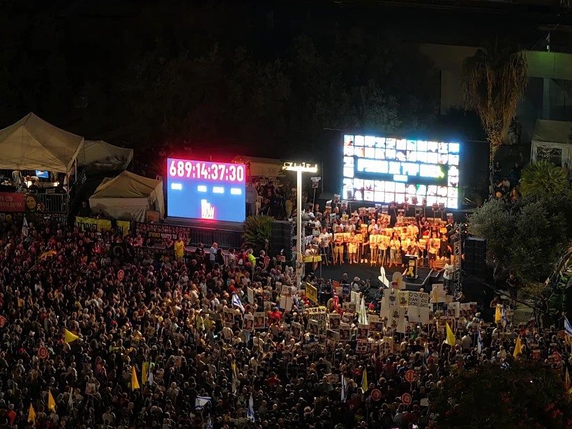 רבבות בכיכר החטופים