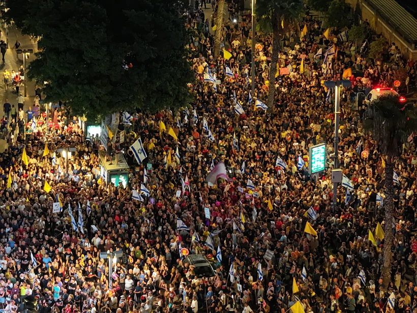 רבבות בכיכר החטופים