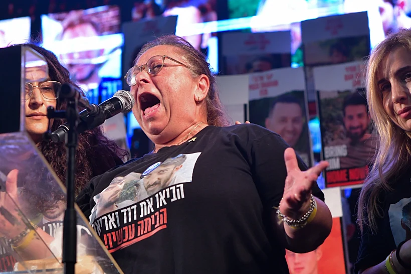 סילביה קוניו בעצרת הענק בכיכר החטופים