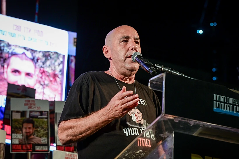 אופיר, אביו של רום ברסלבסקי, בעצרת הענק בכיכר החטופים