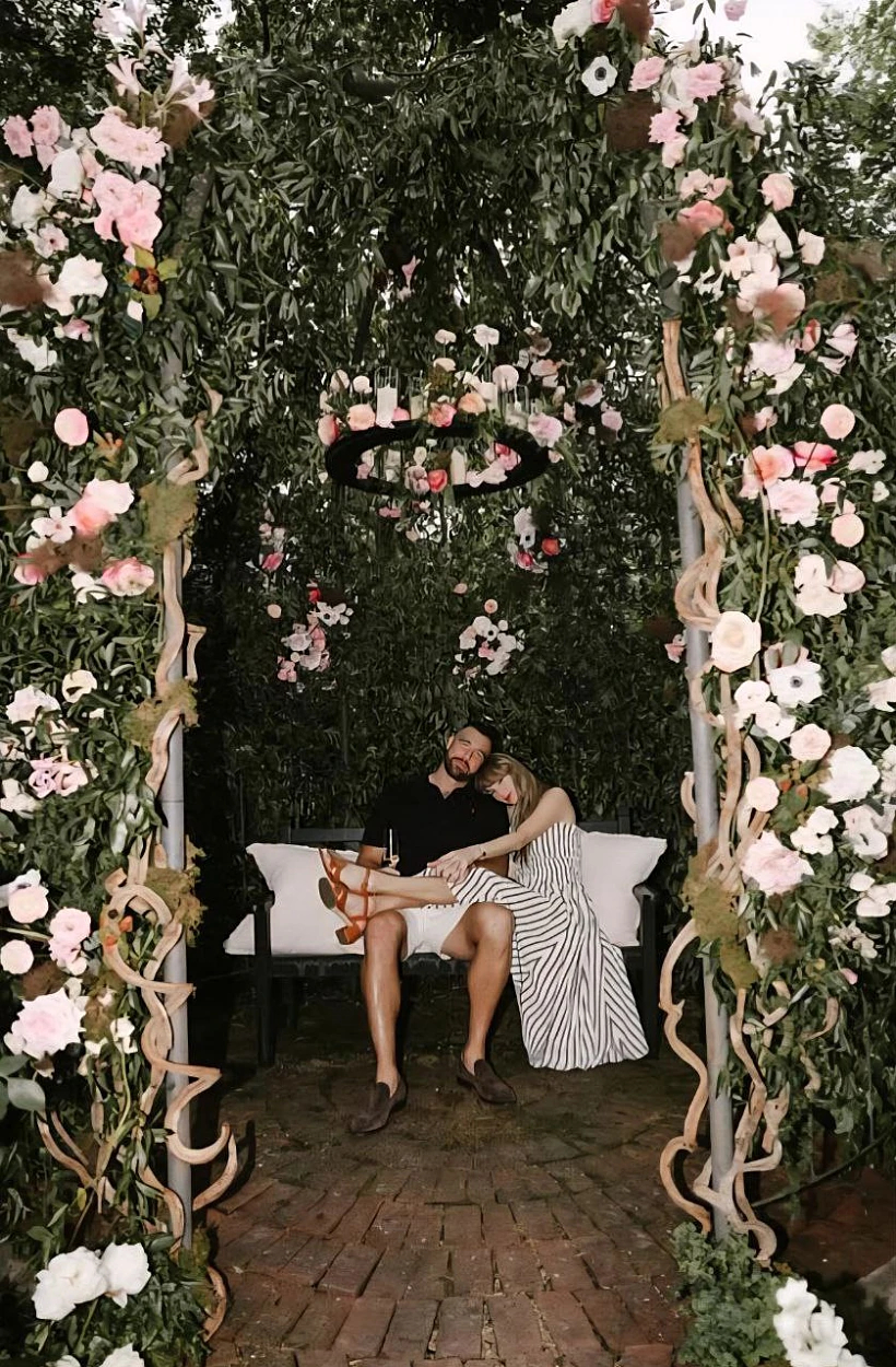 טיילור סוויפט וטראוויס קלסי