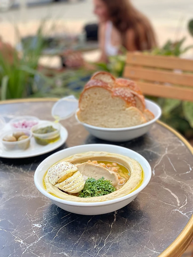 חומוס של מוטי טיטמן, קפה ג'וני