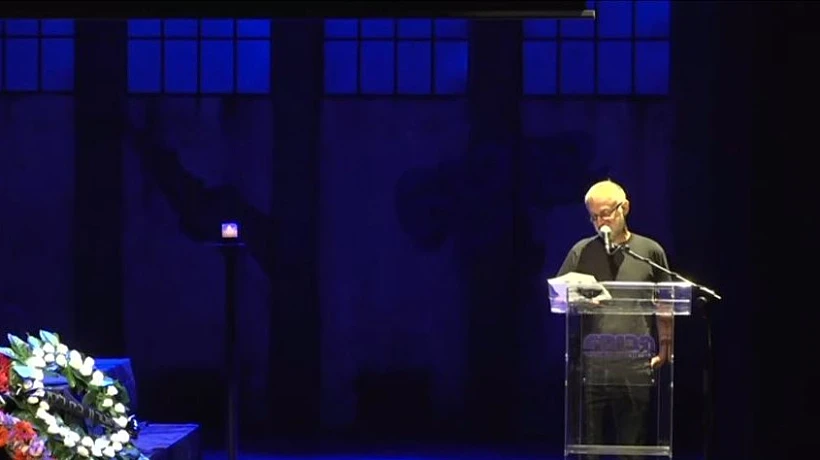 דב נבון בטקס האשכבה לרמי הויברגר בתיאטרון הבימה