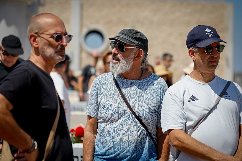 שי אביבי (במרכז) בהלווייתו של רמי הויברגר בבית העלמין בקריית שאול