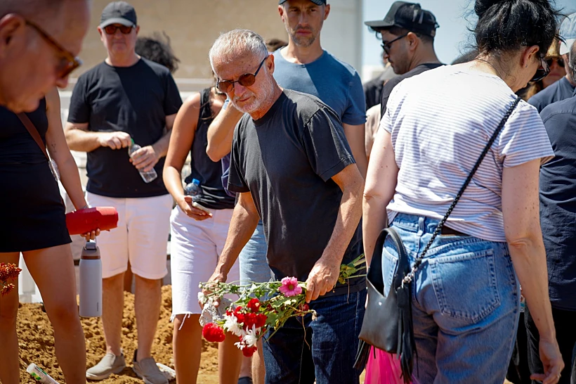 דב נבון בהלווייתו של רמי הויברגר בבית העלמין בקריית שאול