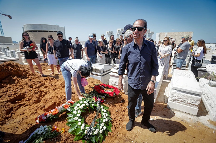 ששון גבאי בהלווייתו של רמי הויברגר בבית העלמין בקריית שאול