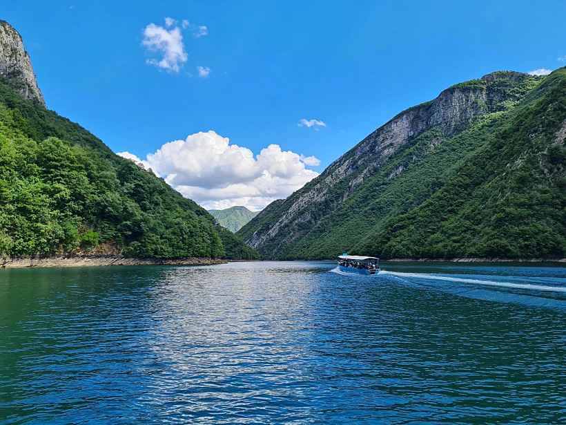 אלבניה אגם קומאן