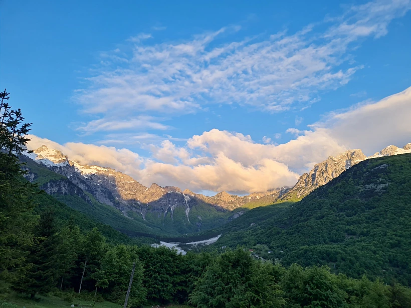 זריחה בעמק וולבונה אלבניה