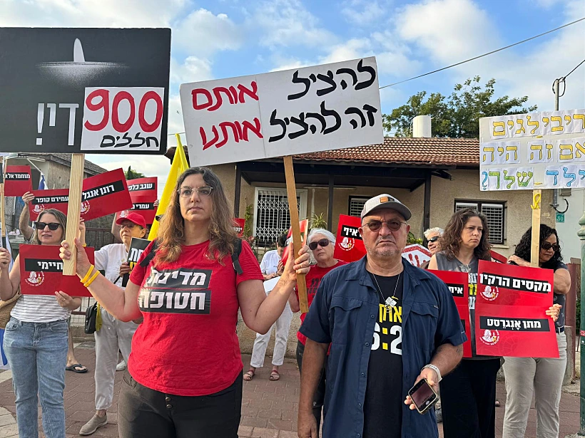 דני אלגרט מול בית השר גדעון סער