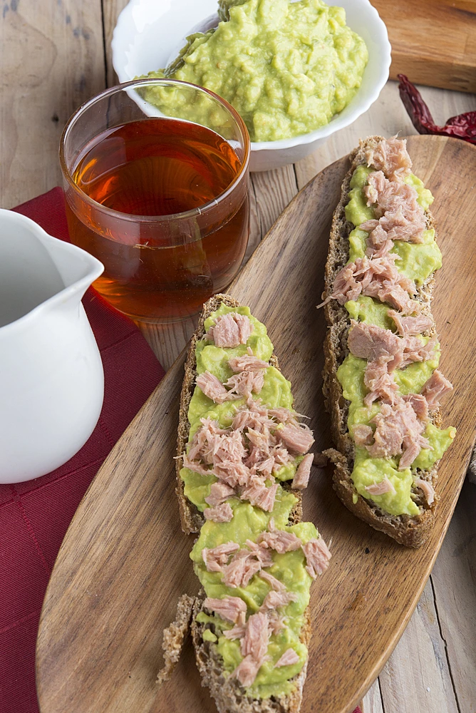 סנדוויץ' טונה ואבוקדו