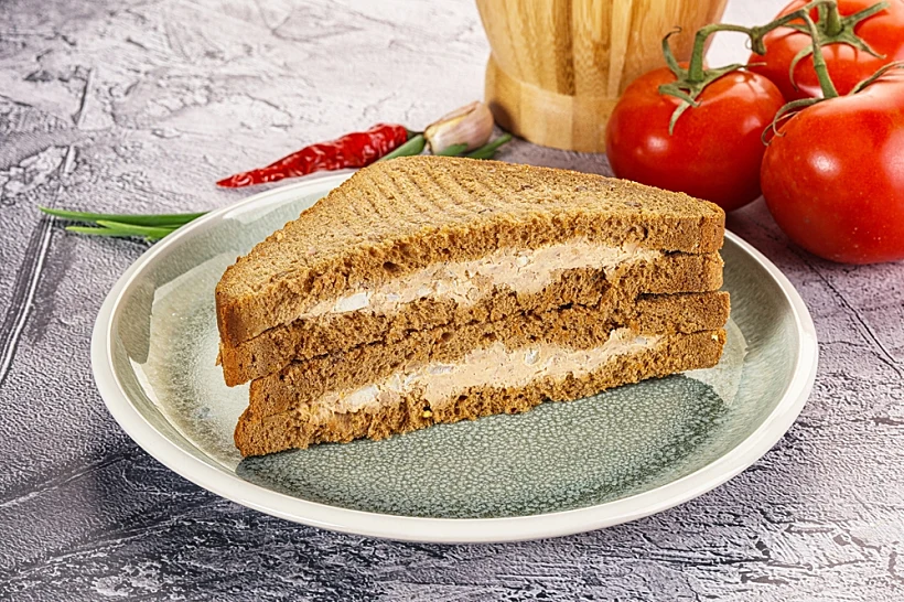 סנדוויץ' טונה וחומוס