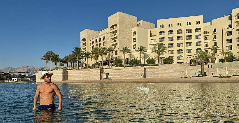 איציק בלס על רקע מלון "אל מנארה