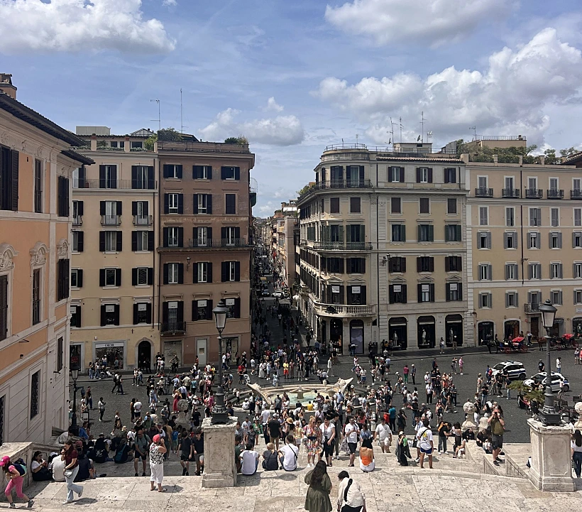 רומא - עומס תיירים למרגלות המדרגות הספרדיות
