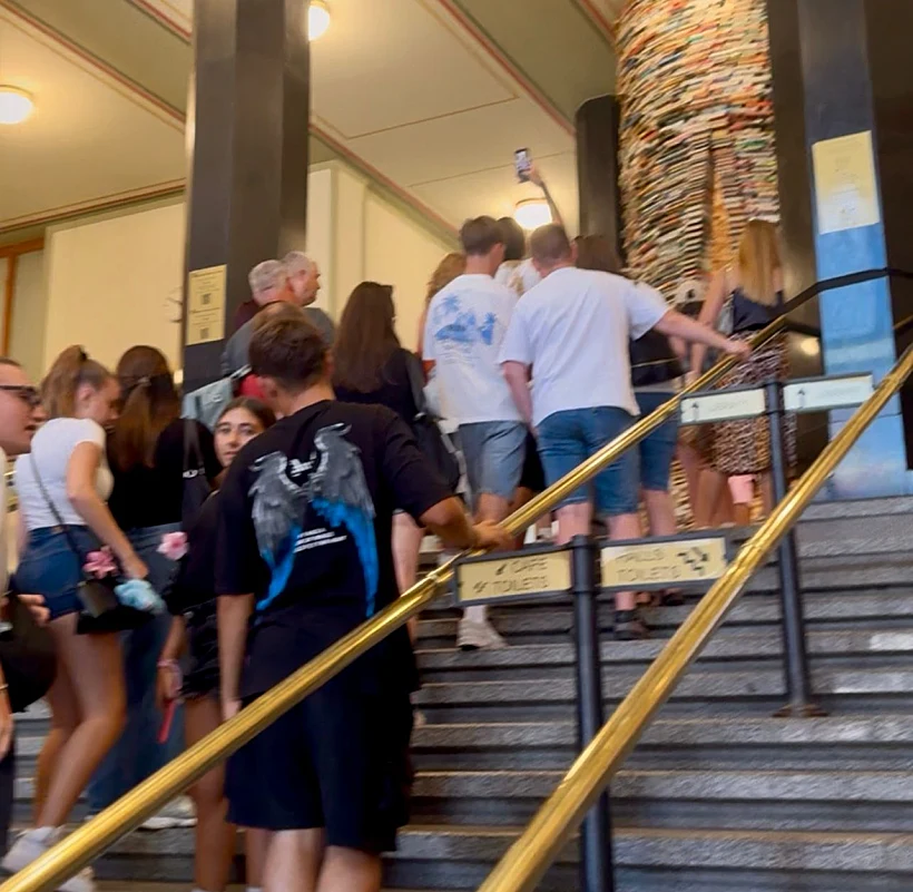 התור המשתרך בדרך לצילום מגדל הספרים בפראג