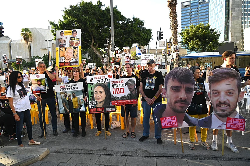 משפחות חטופים מפגינות