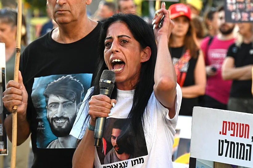עינב צנגאוקר בהפגנת משפחות החטופים מול ישיבת הקבינט