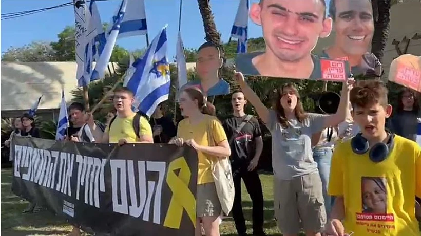 תלמידי תיכון מפגינים למען השבת החטופים