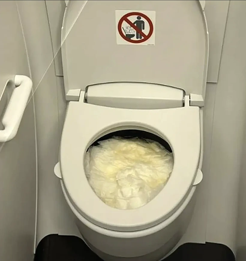 השירותים במטוס התקלקלו