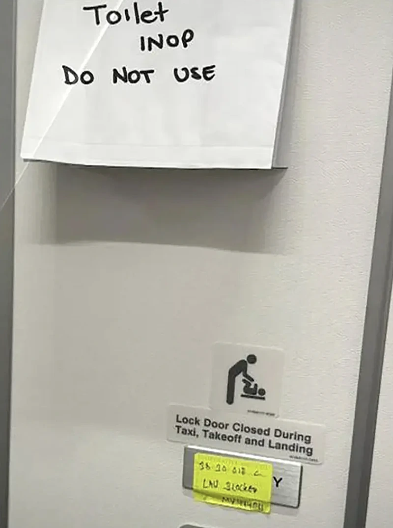 השירותים במטוס התקלקלו