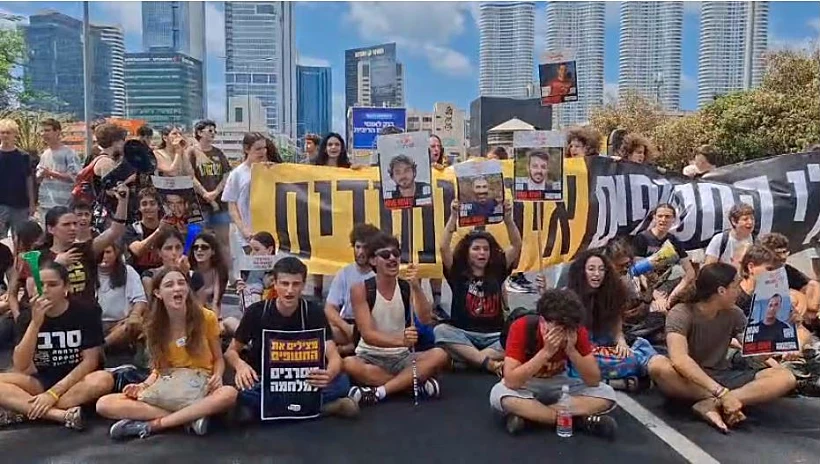 בני נוער חוסמים את דרך יצחק שדה בתל אביב בדרישה לעסקה