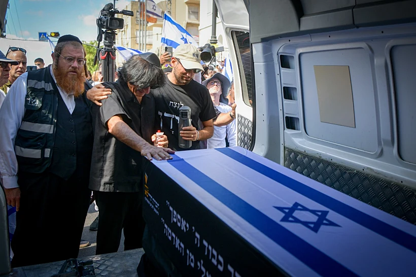 אלי שתיוי ליד ארונו של בנו עידן שתיוי