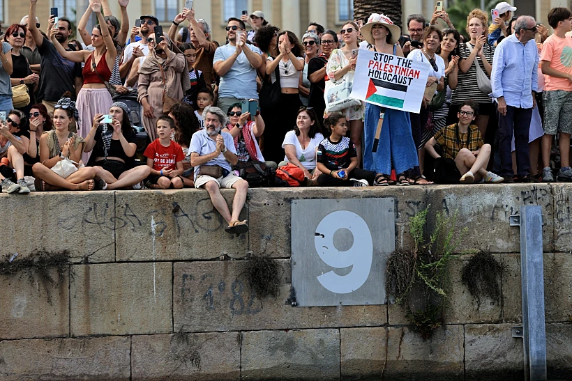 מפגינים פרו-פלסטינים בנמל ברצלונה, צופים במשט