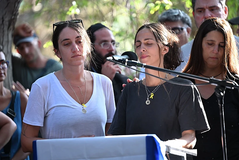 סתיו לוי, בת זוגו של עידן שתיוי, בהלווייתו