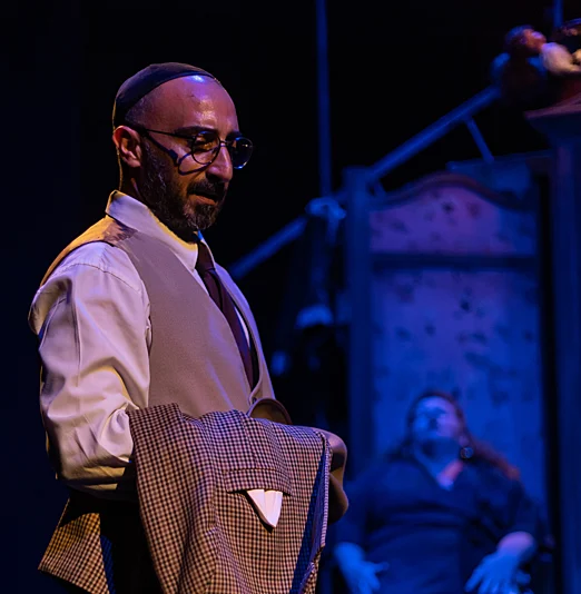 לואי נופי בהצגה "כל החיים לפניו"